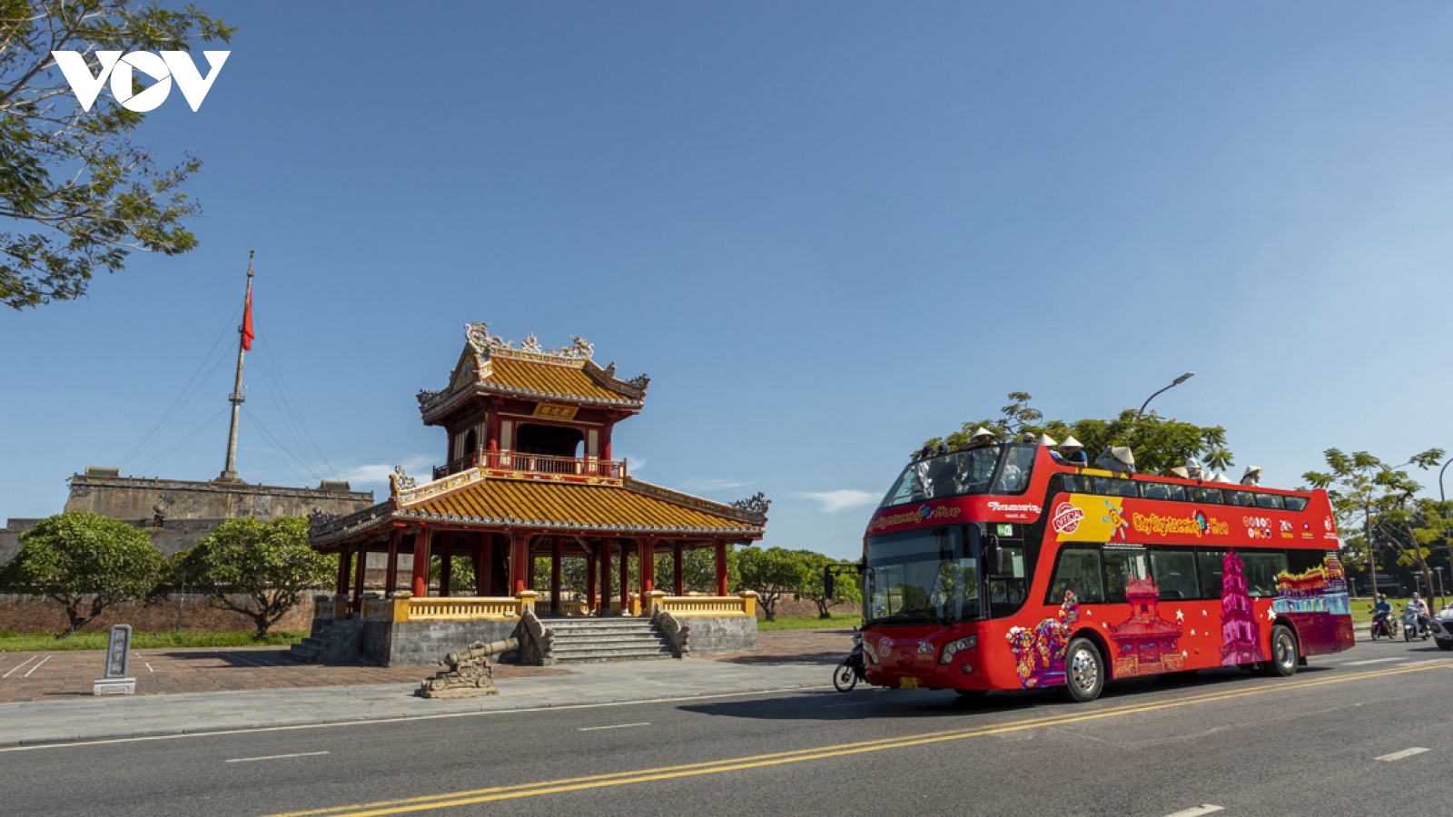 Vi vu ngắm Huế trên xe bus 2 tầng