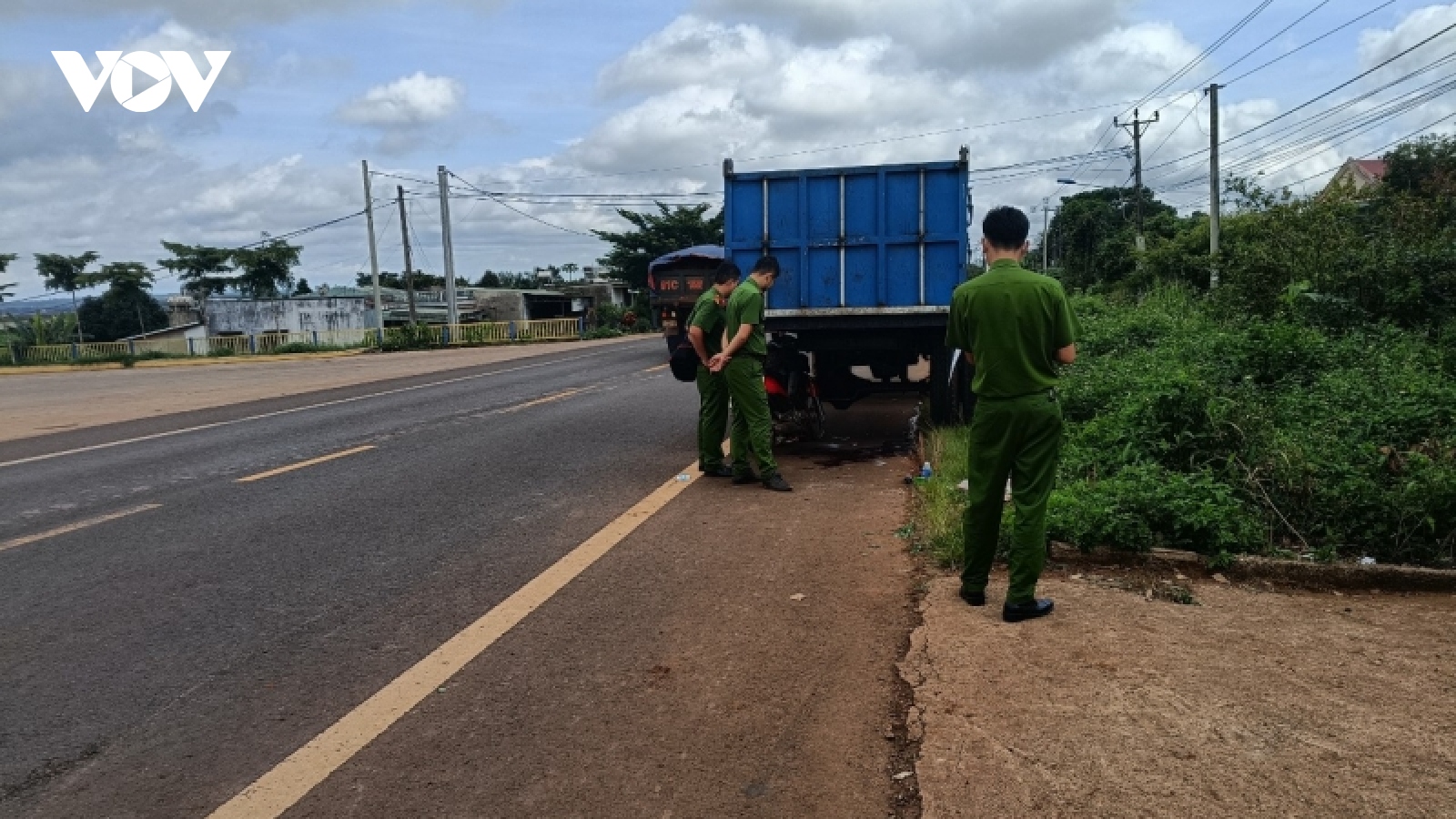 Xe mô tô tông vào đuôi xe máy kéo, 1 người tử vong