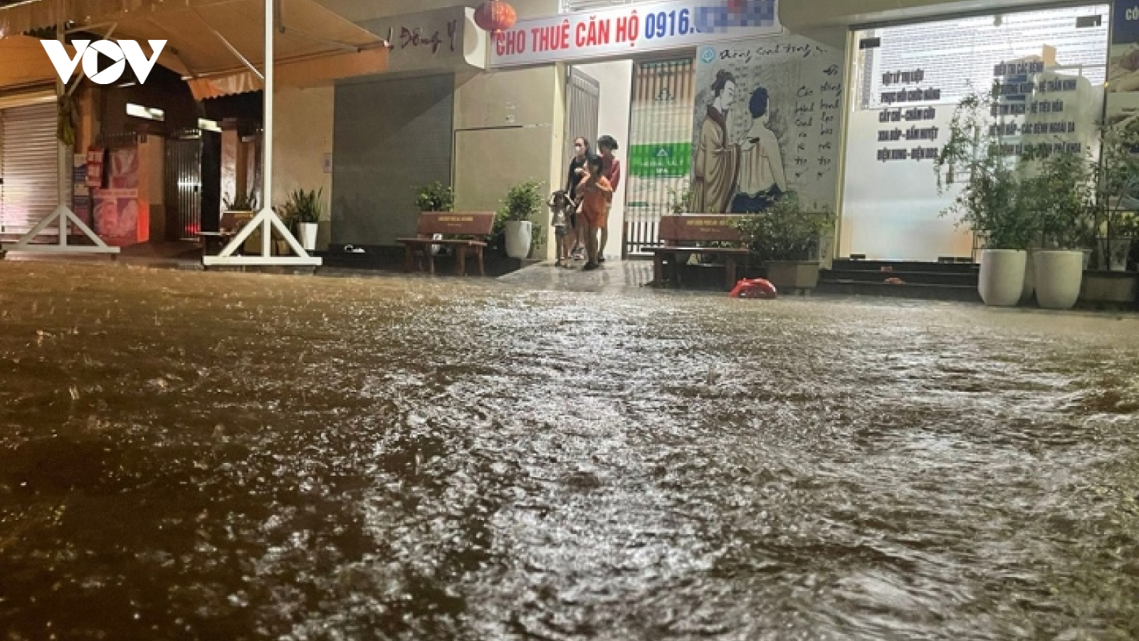 Mưa lớn, nhiều tuyến phố ở Hải Phòng và Quảng Ninh ngập trong biển nước