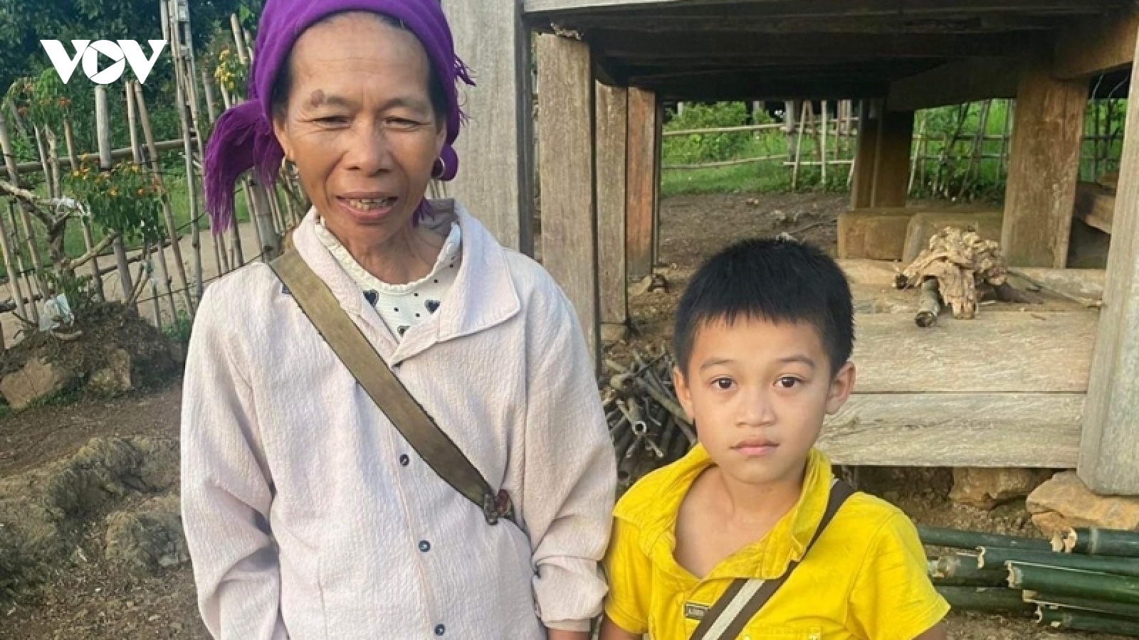 Cháu bé 9 tuổi ở Vân Hồ (Sơn La) đi lạc được đưa về nhà an toàn