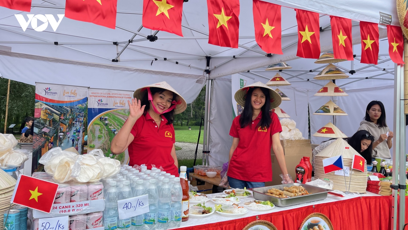Độc đáo sản phẩm Việt Nam tại lễ hội văn hóa đa sắc màu tại Praha