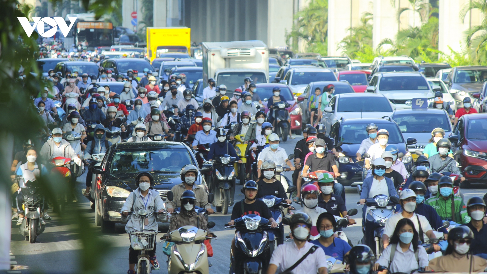 Giao thông trên đường Nguyễn Trãi hỗn loạn vào giờ cao điểm 