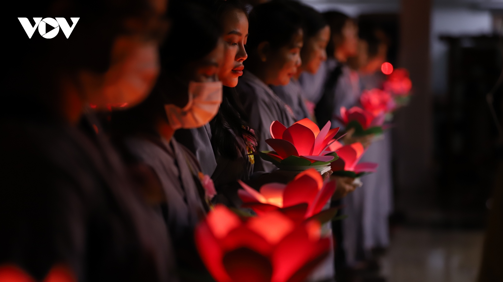 Người dân TP.HCM đến chùa dự lễ Vu Lan, thả hoa đăng trên sông Sài Gòn