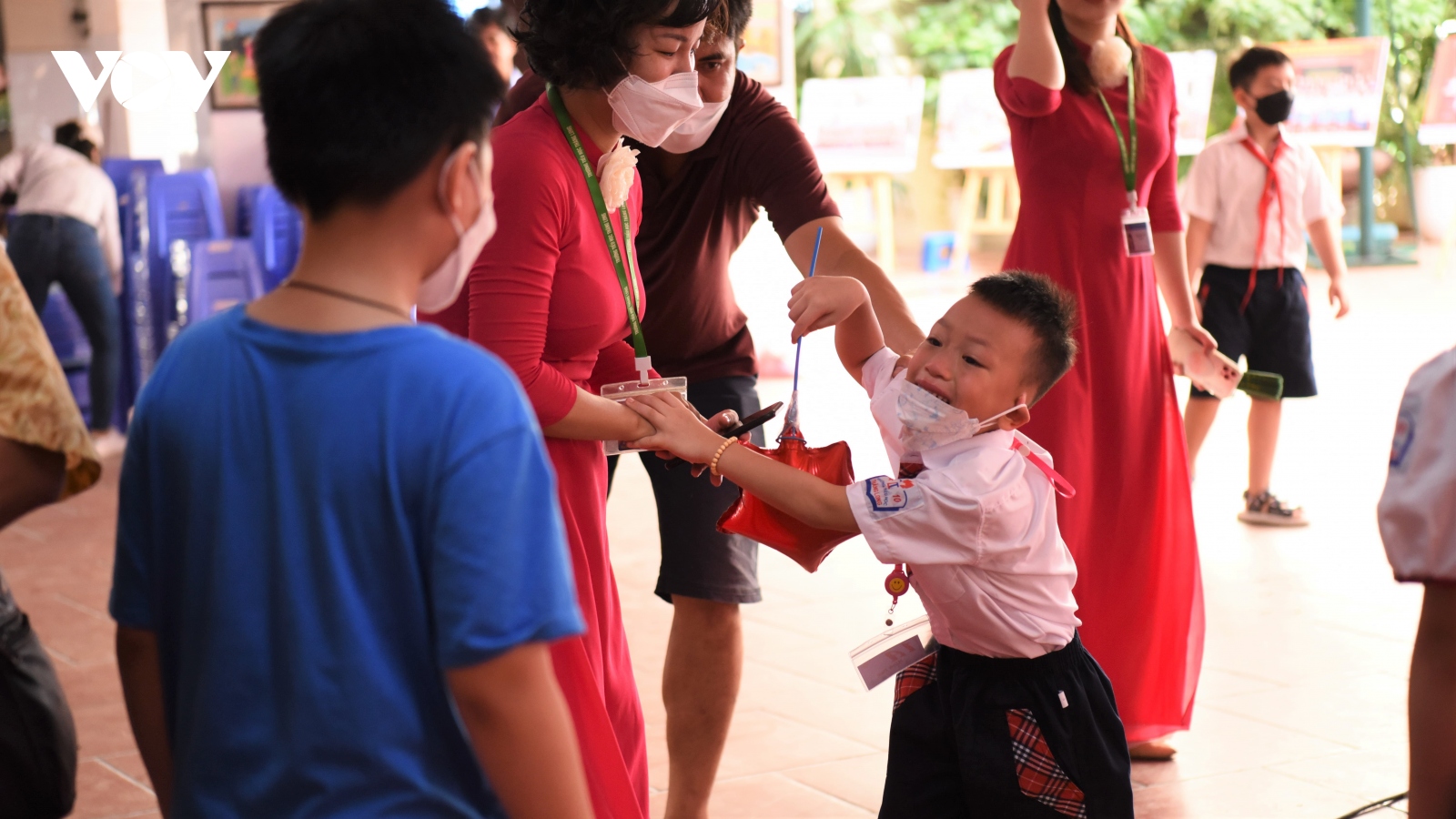Cảm xúc đáng yêu của học sinh lớp 1 tại Hà Nội ngày tựu trường