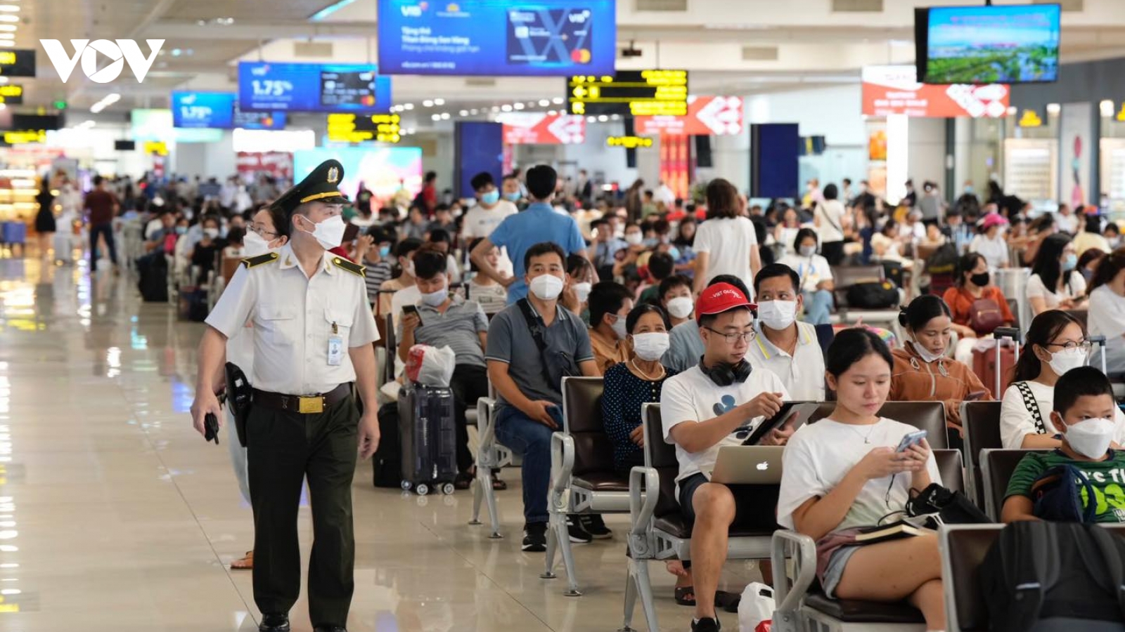 Sân bay Nội Bài nườm nượp hành khách trước kỳ nghỉ lễ 2/9