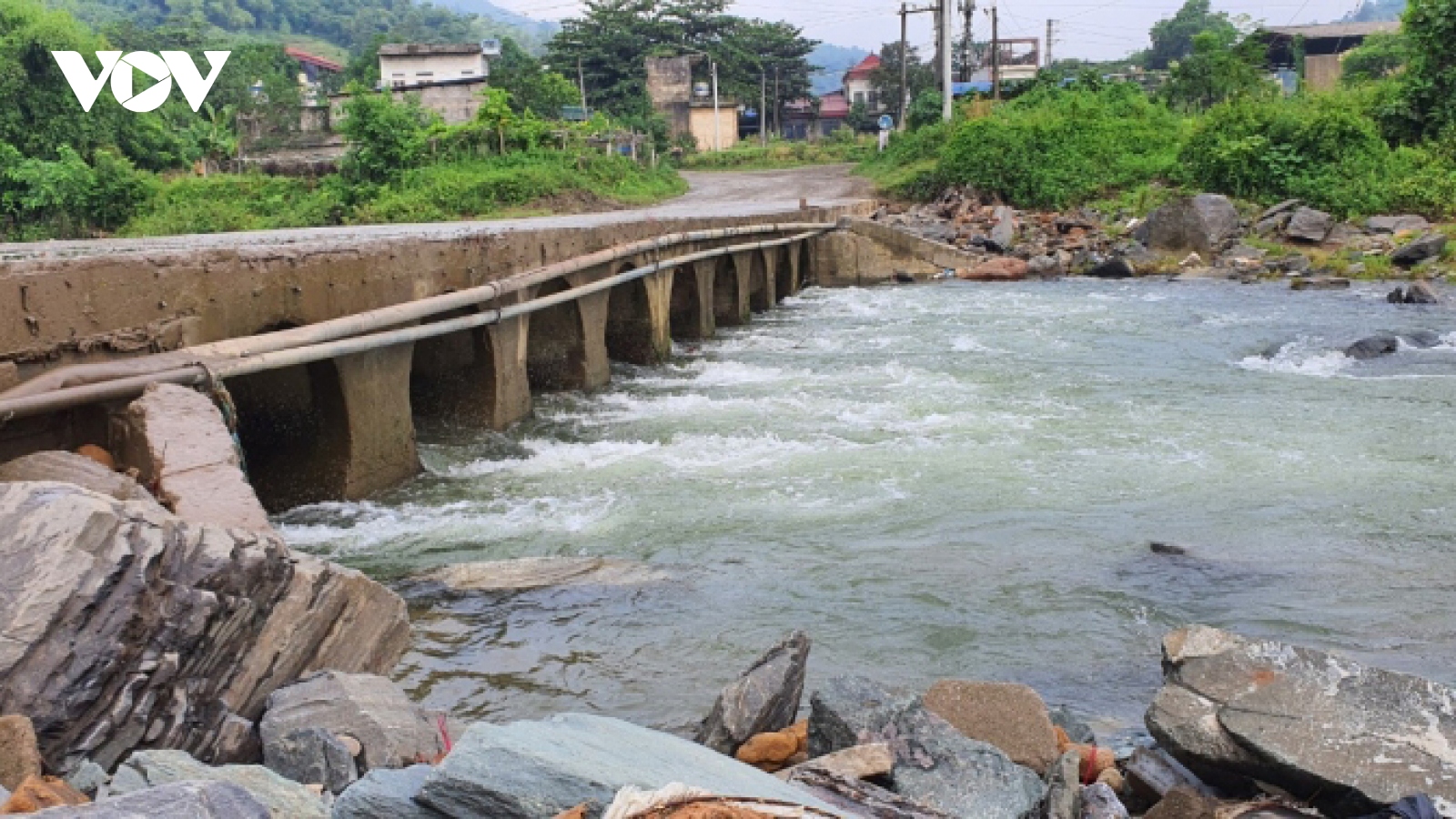 Tấm biển “lạ” bên dòng suối cạn ở Lào Cai