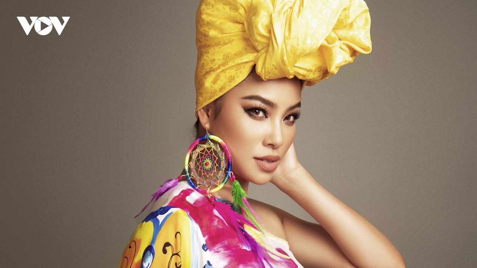 Phạm Hương quyến rũ đến mê hoặc trong thiết kế áo dài nhiệt đới