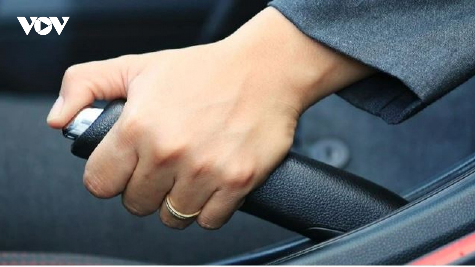 Phanh tay trên ô tô có thực sự dễ trôi và tuột khi vô tình gạt trúng?