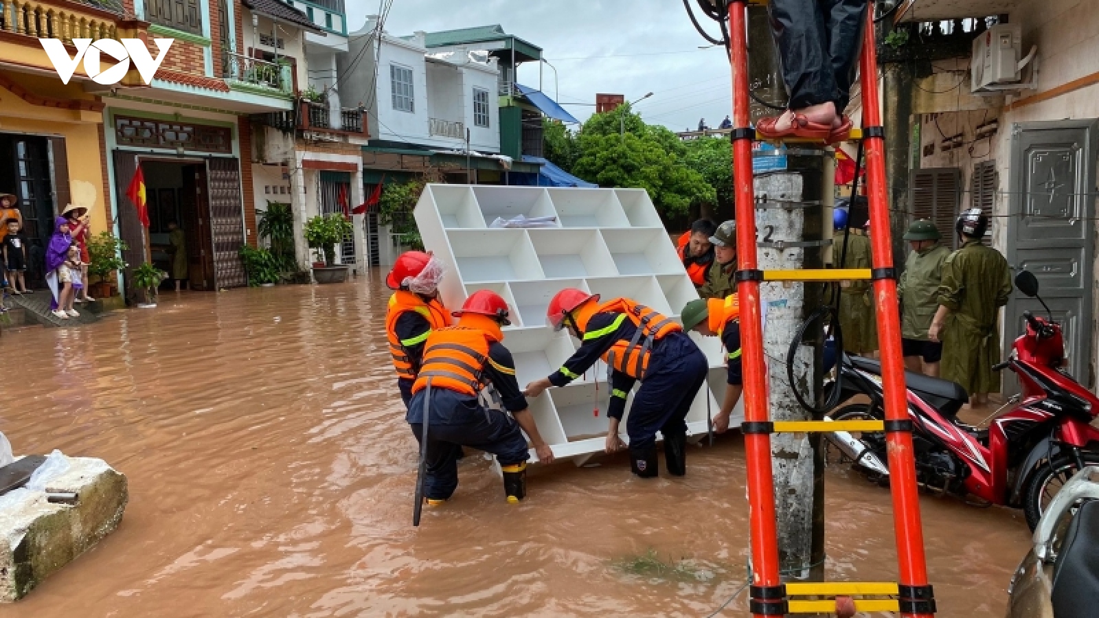 Công an giúp nhân dân khắc phục hậu quả mưa bão số 3