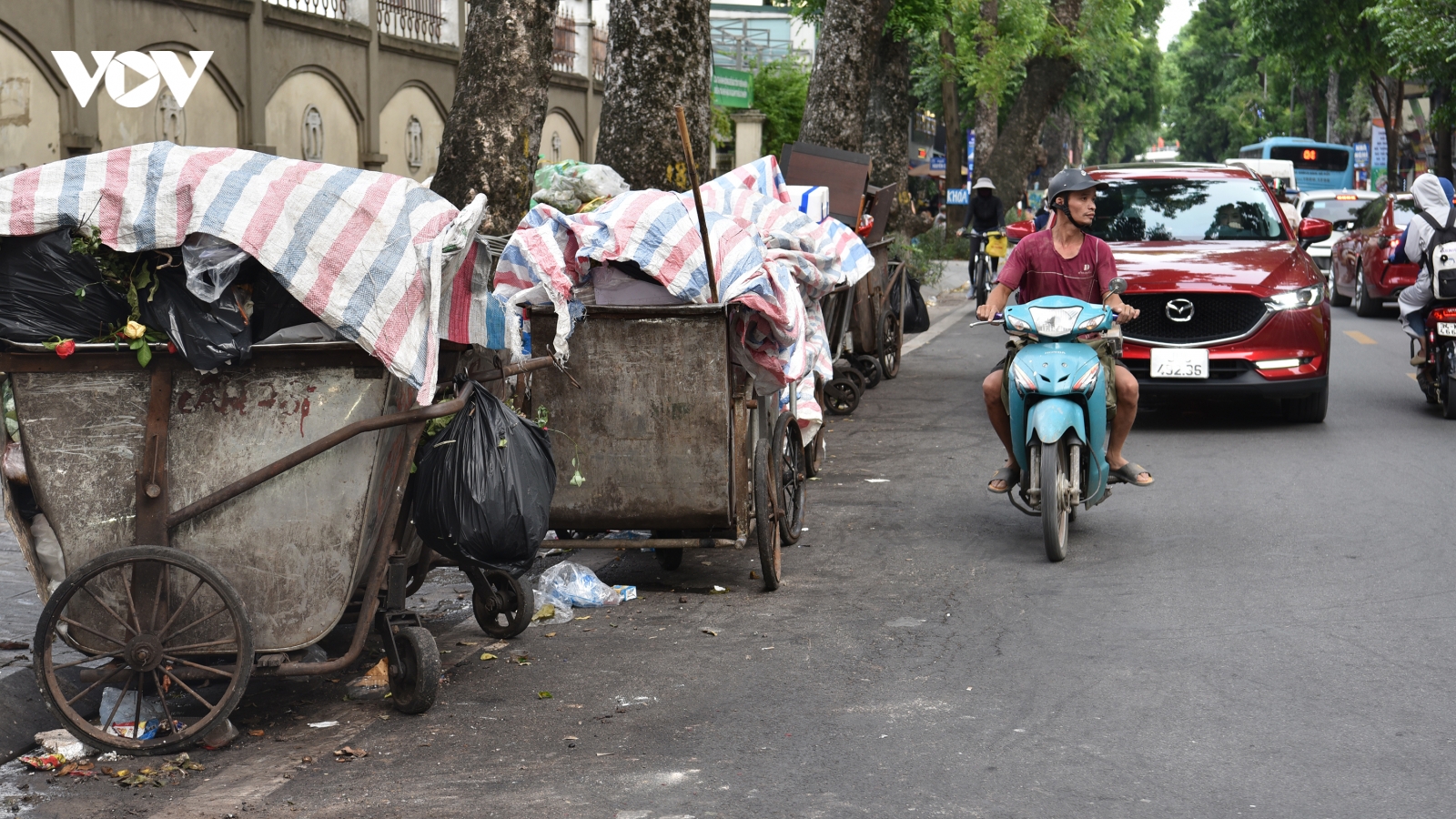 Hè phố, lòng đường Hà Nội thành bãi tập kết trung chuyển rác gây phản cảm