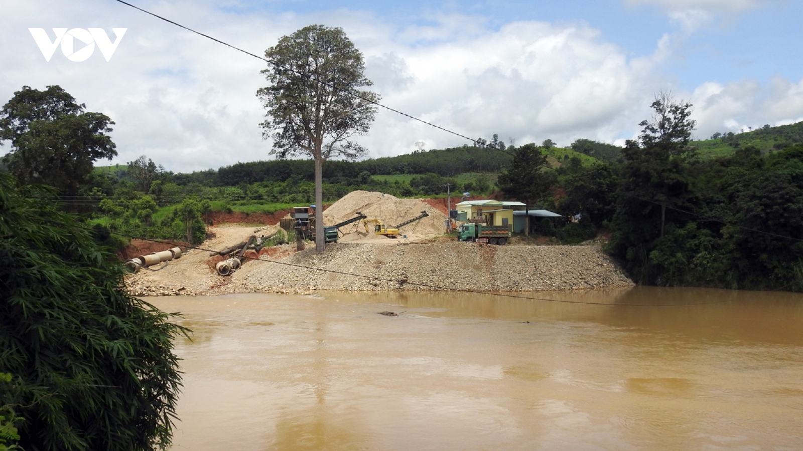Khai thác cát sỏi trên sông Đăk Pxi: Xử phạt hành chính, tước giấy phép