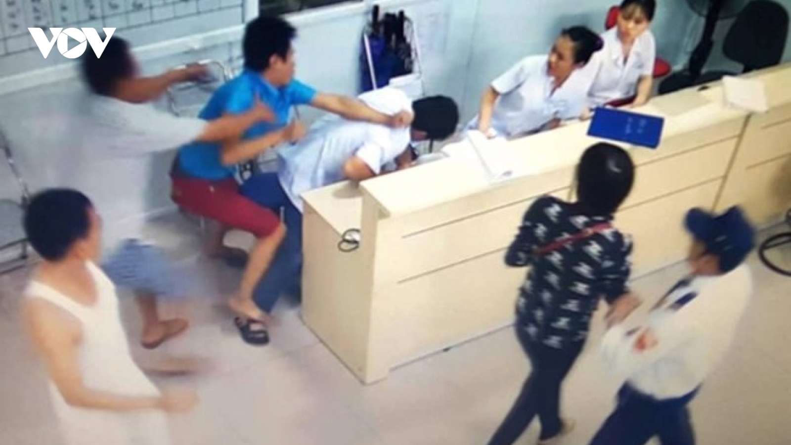Liên tiếp các vụ hành hung bác sĩ, không xử nghiêm sẽ thành vấn nạn nhức nhối 