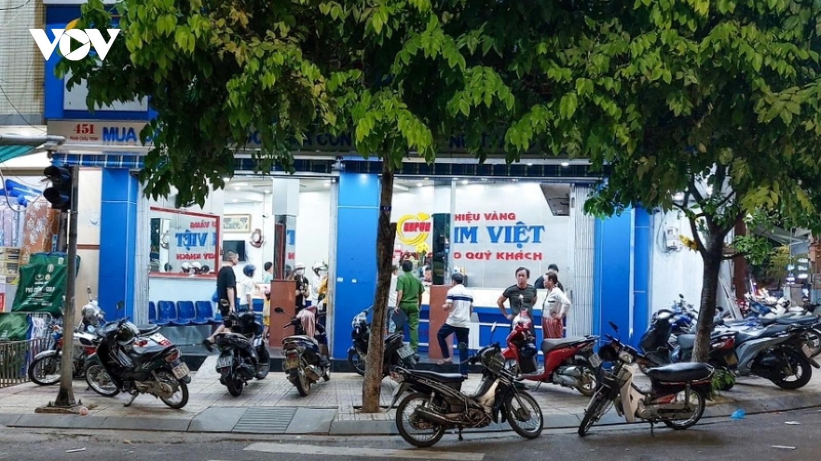 Tạm giữ đối tượng dùng búa đập tủ kính cướp tiệm vàng