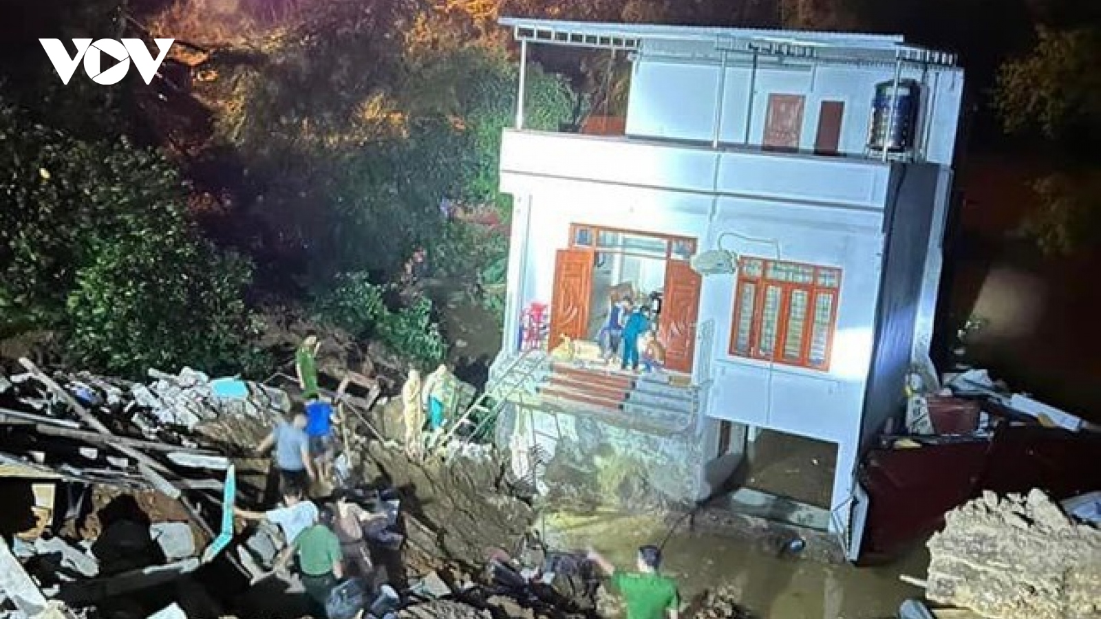 3 ngôi nhà bị sụp xuống sông Thương trong đêm