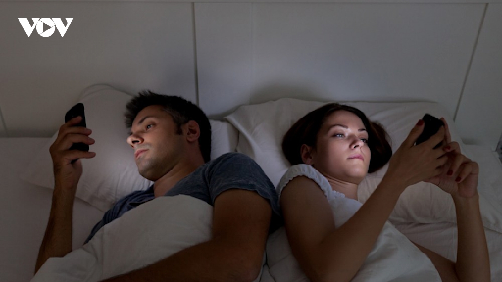 Những lý do khiến bạn không nên sử dụng điện thoại trước khi đi ngủ