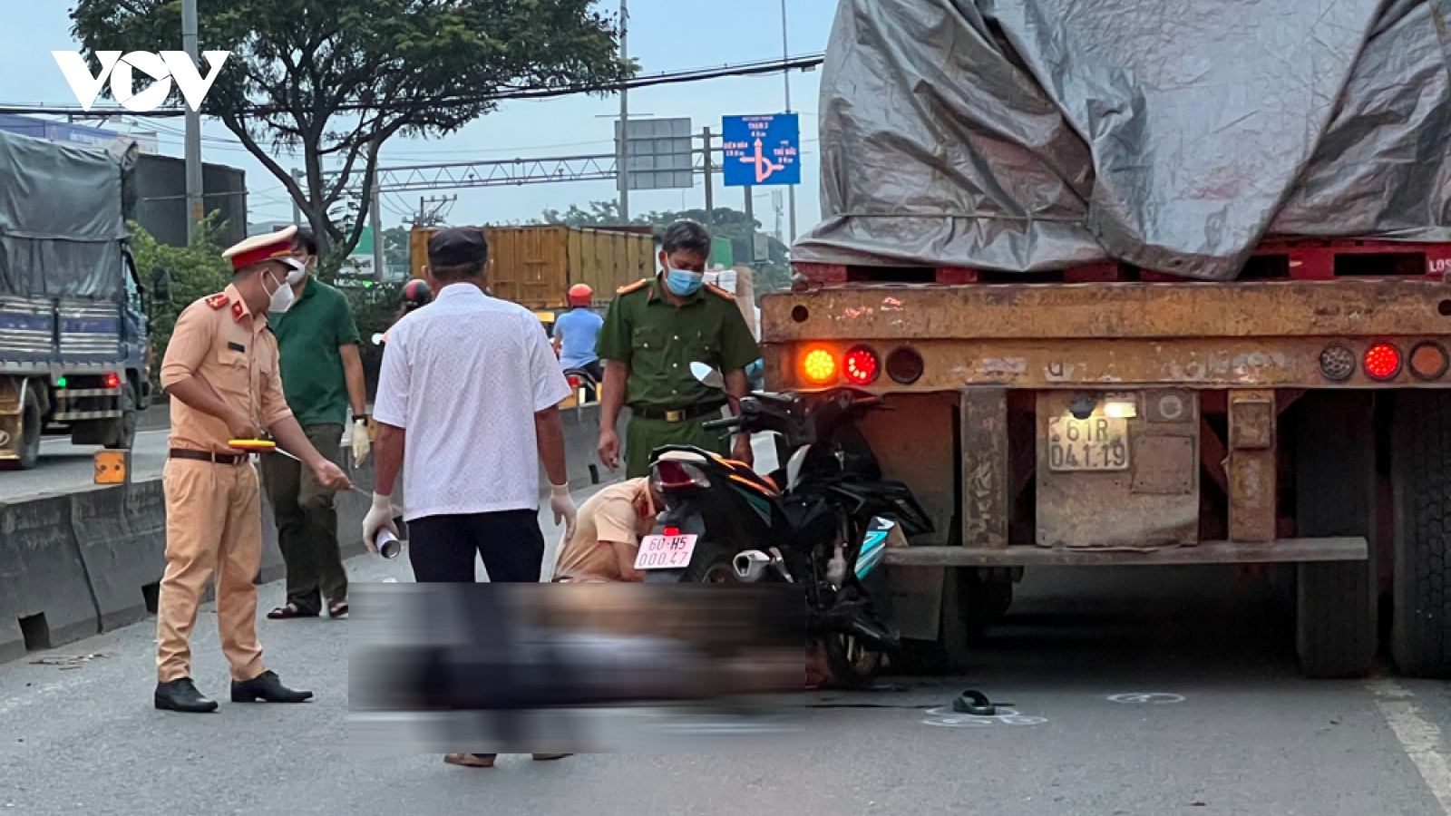 Tông vào ô tô đang đỗ, nam thanh niên ngã ra đường bị xe tải cán tử vong