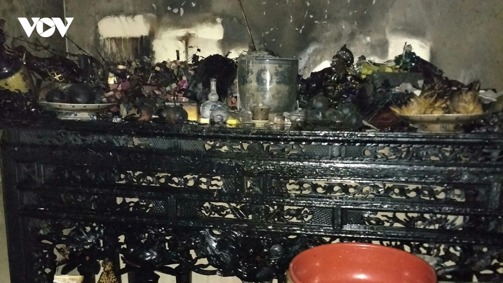 Báo động nguy cơ cháy nổ từ việc thắp hương thờ cúng, đốt vàng mã