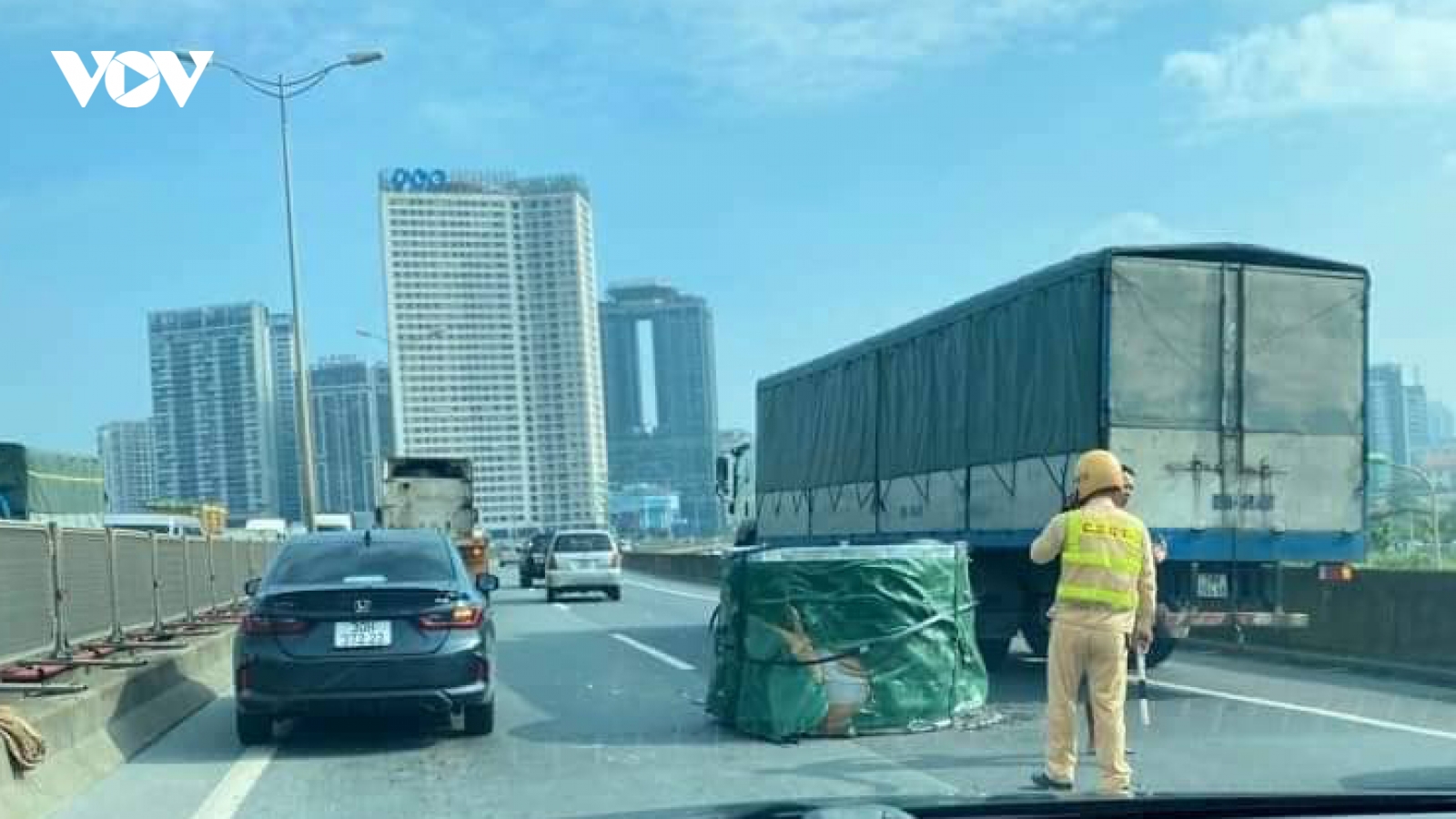 Xe container chở thép cuộn bị đứt dây, cày lõm đường Vành đai 3 trên cao