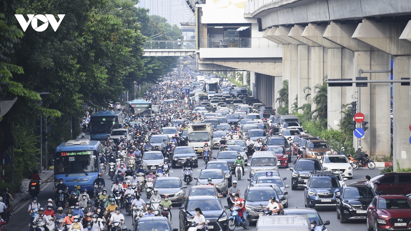 Đường Nguyễn Trãi vẫn lộn xộn sau phân làn, người tham gia giao thông ý thức kém