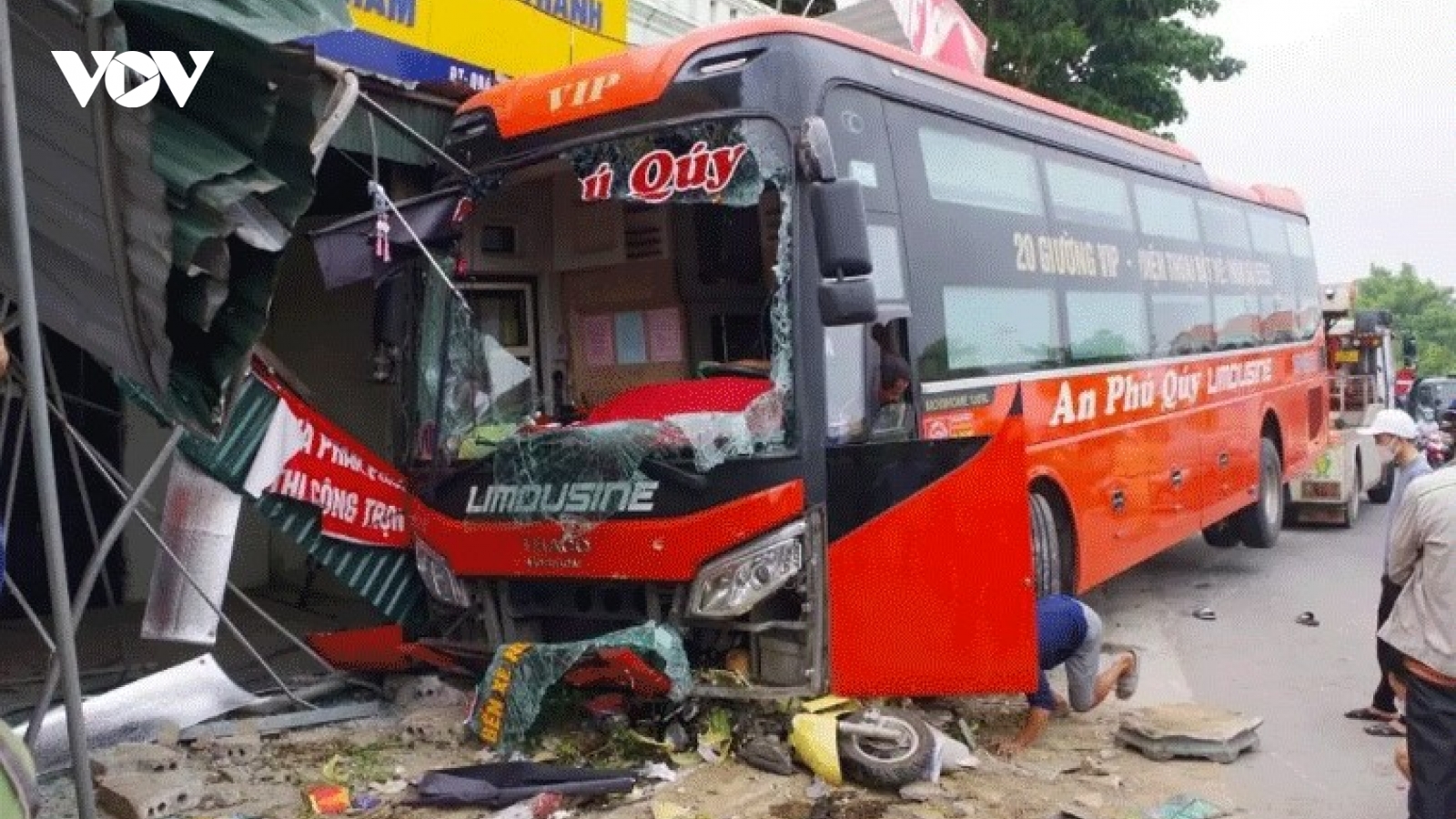 Ô tô khách đâm hàng loạt xe máy, một người tử vong, 3 người cấp cứu