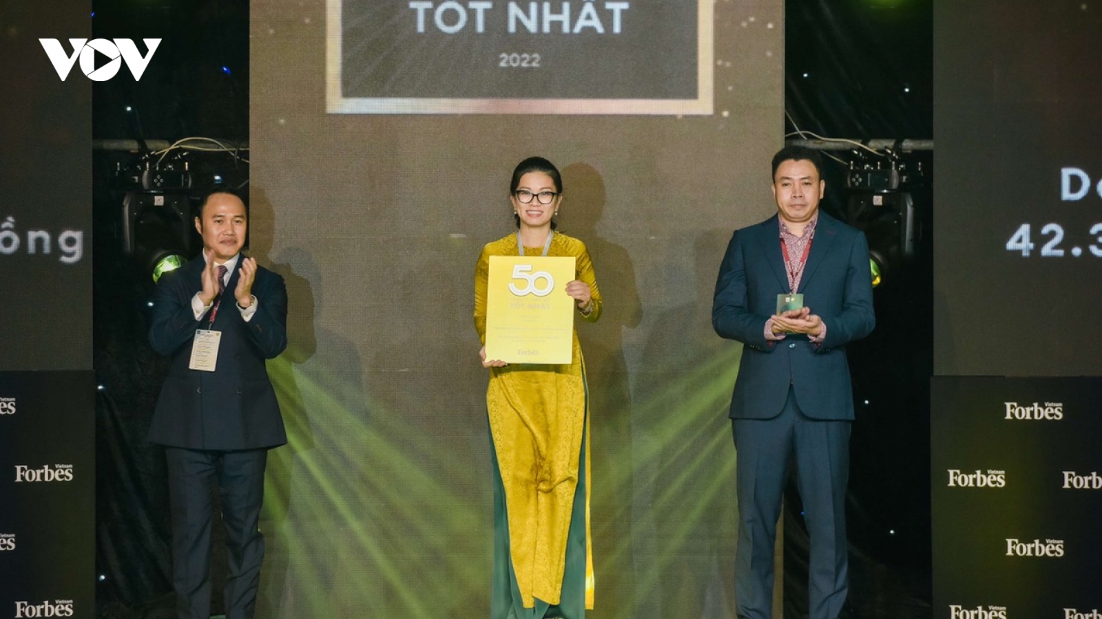 Vietcombank 10 lần liên tục được vinh danh Top 50 công ty niêm yết tốt nhất Việt