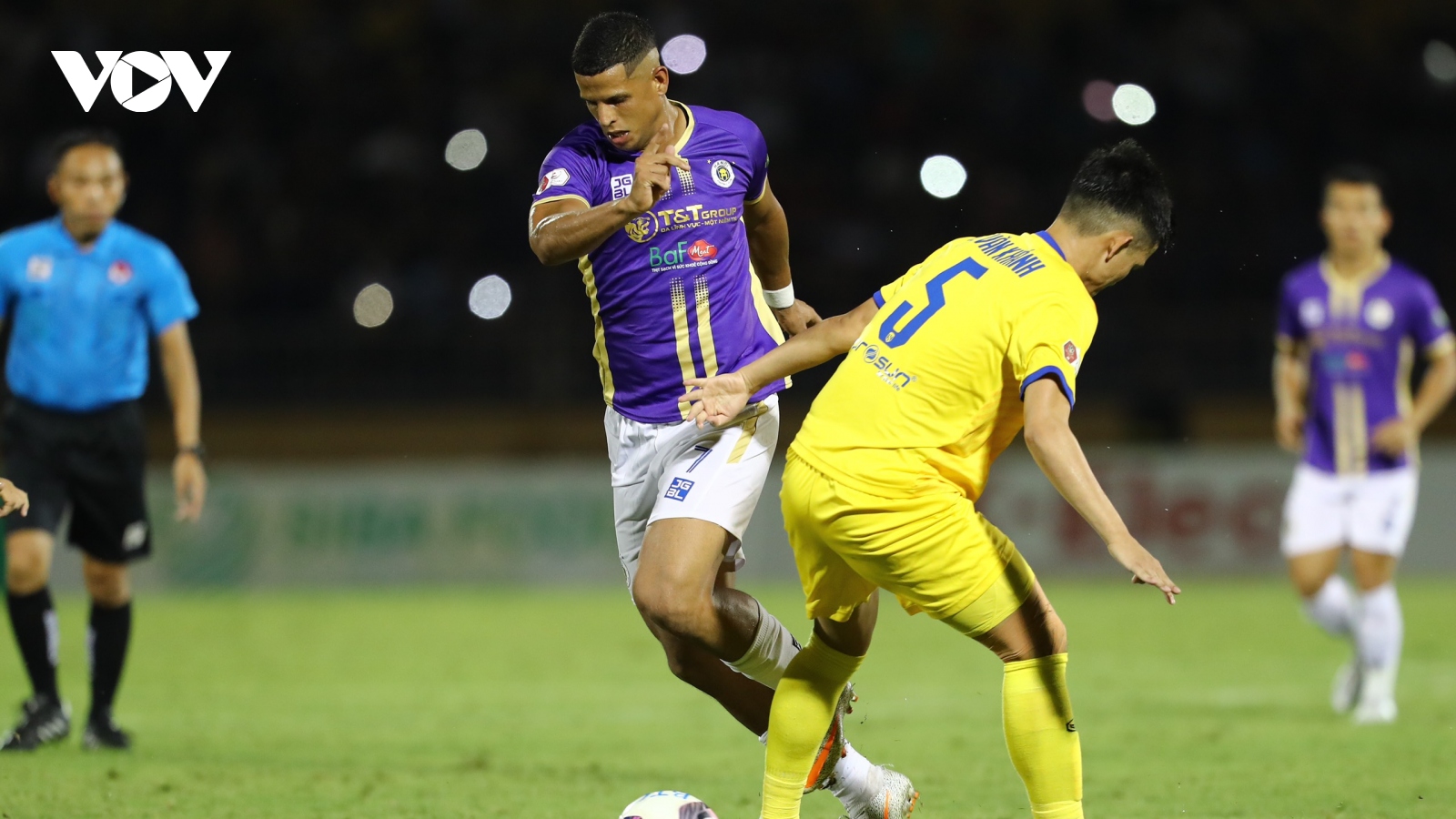 
        Lucao tiếp đà chói sáng, Hà Nội FC giành lại 1 điểm rời sân Vinh trước SLNA
                              