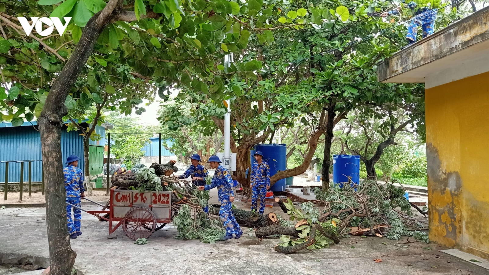 47 tàu cá và hơn 1.000 ngư dân vào các âu tàu ở Trường Sa tránh bão số 4