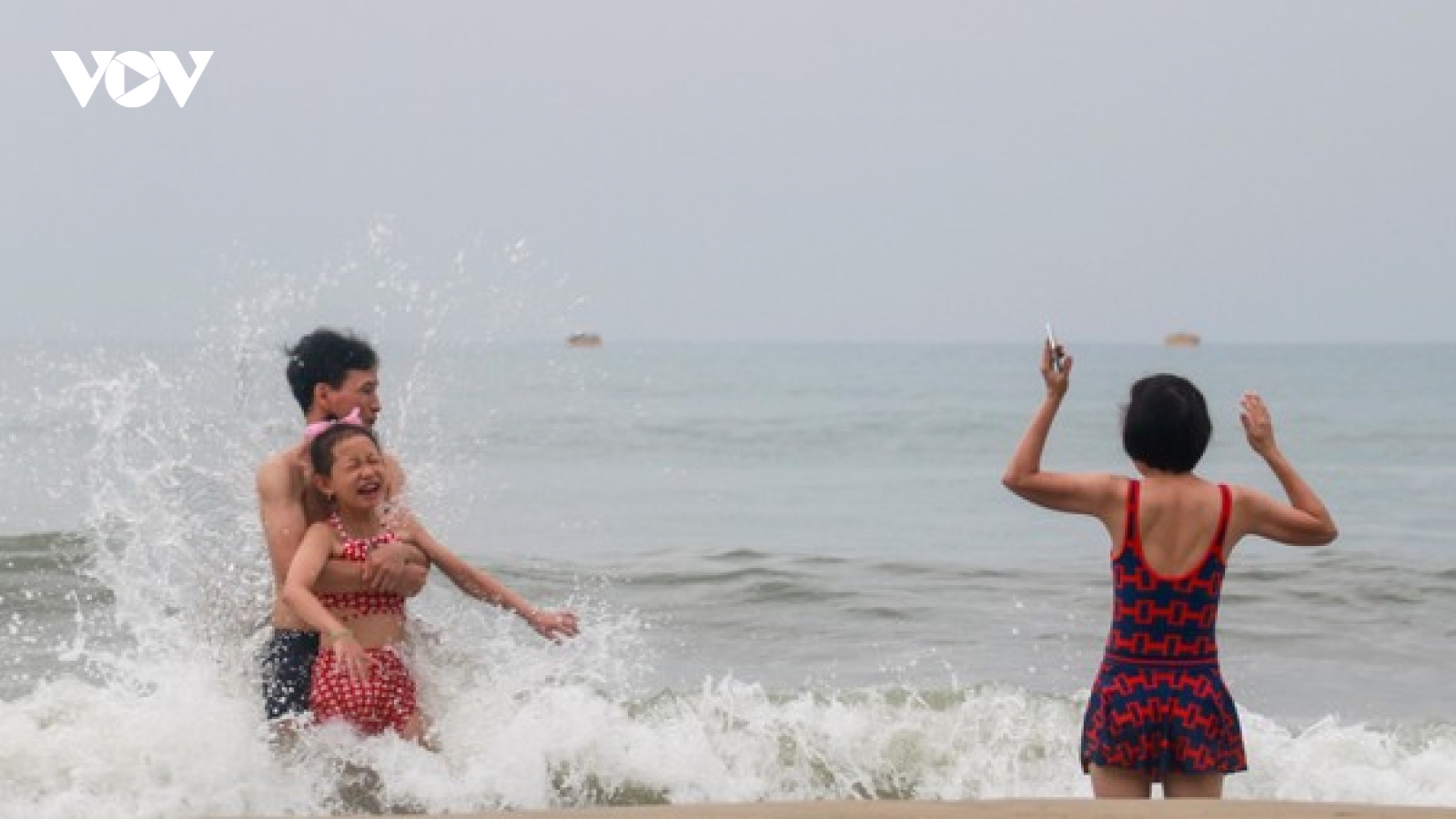 Biển động sóng to, nhiều người ở Đà Nẵng vẫn liều mình tắm biển