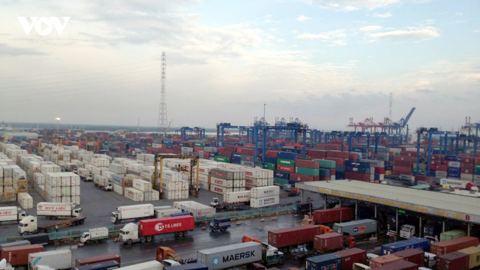 Giá xăng dầu giảm mạnh, chi phí logistics không thể neo cao 