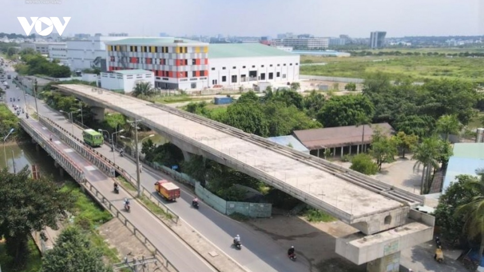 TP.HCM: Cầu Tăng Long "đắp chiếu", cầu sắt tạm ọp ẹp khiến dân ám ảnh