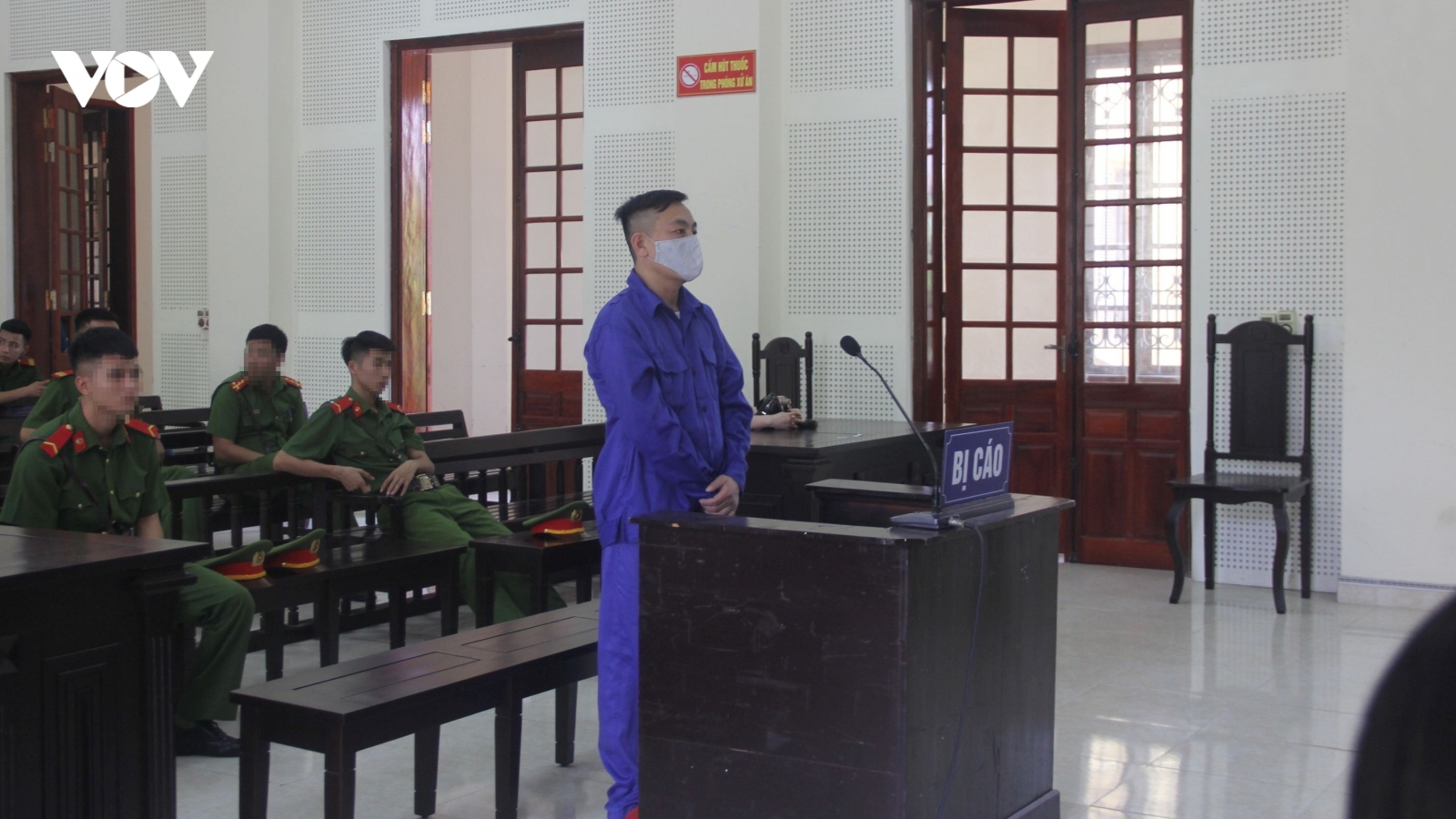 Nghi ngoại tình, chồng dùng dao đâm vợ trọng thương trong phòng tắm