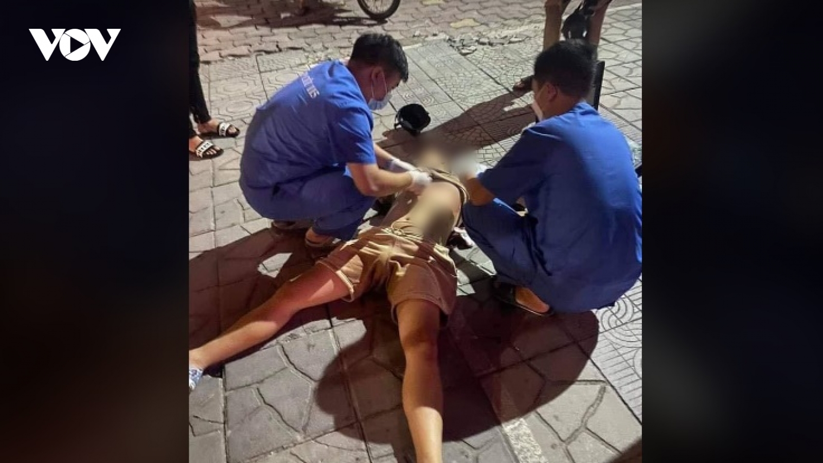 Xe taxi ép nam thanh niên vào lề, một đối tượng đâm nạn nhân trọng thương
