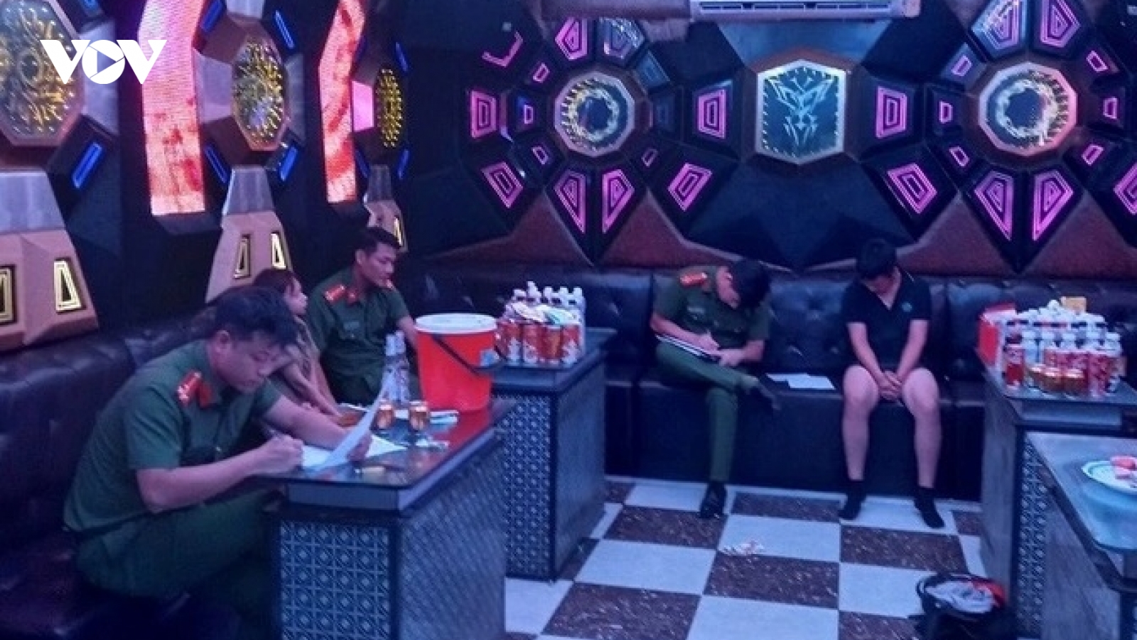 Khởi tố nhóm đối tượng mua bán các bé gái đưa vào quán karaoke