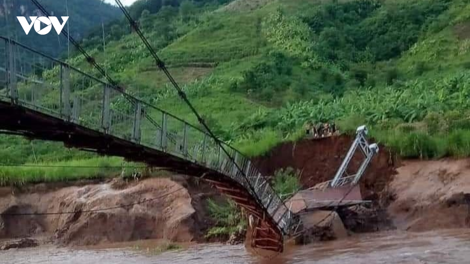 Sập cầu treo dân sinh ở Sơn La sau mưa lớn