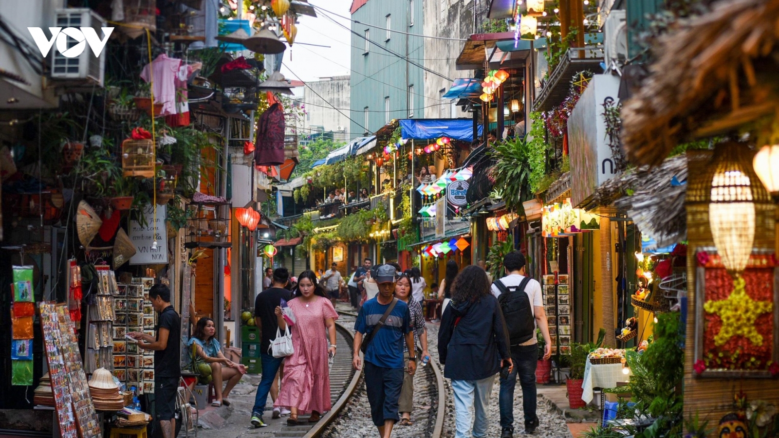 Đề nghị xử lý bán hàng, quay phim chụp ảnh "phố cà phê đường tàu" ở Hà Nội