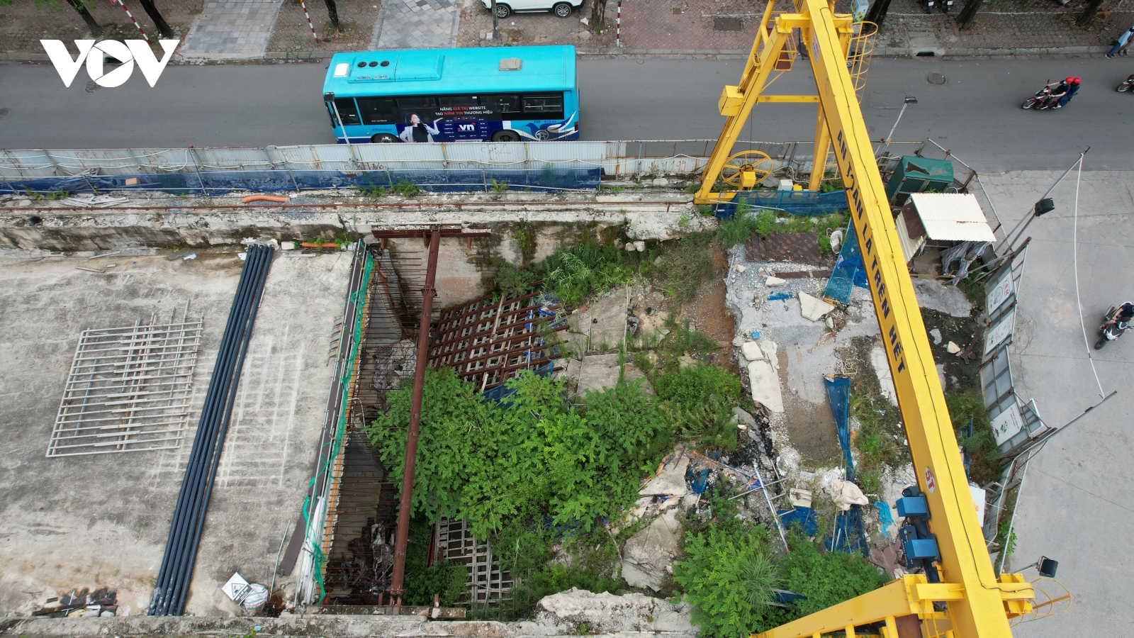 Cỏ cây mọc hoang um tùm trên công trường Metro Nhổn - Ga Hà Nội