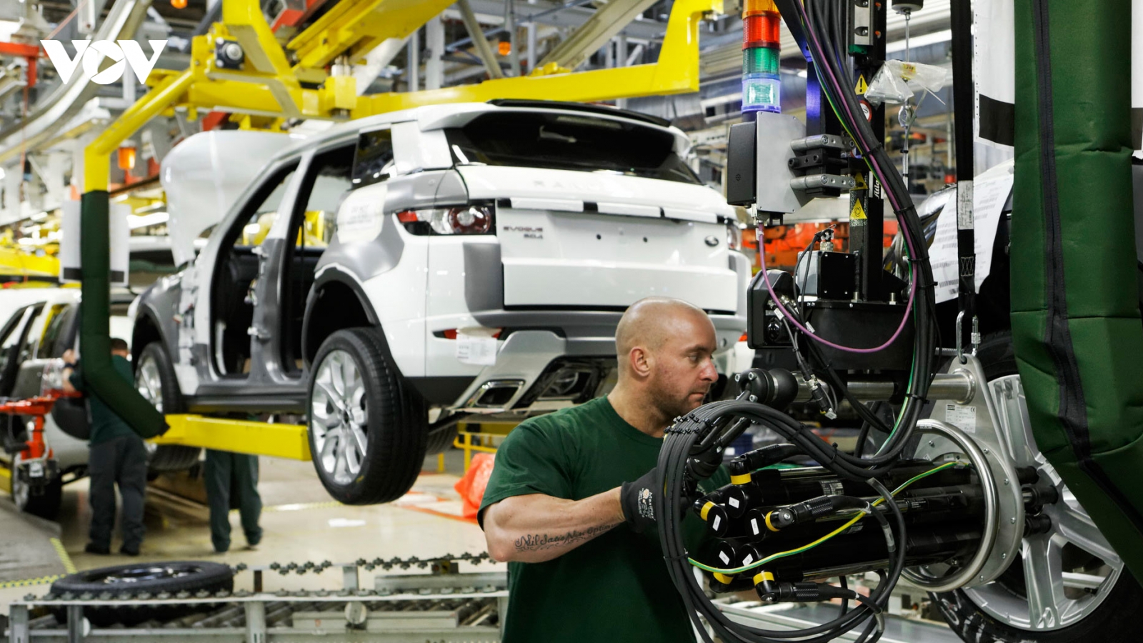 Jaguar Land Rover chuyển đổi nhà máy để chế tạo xe điện