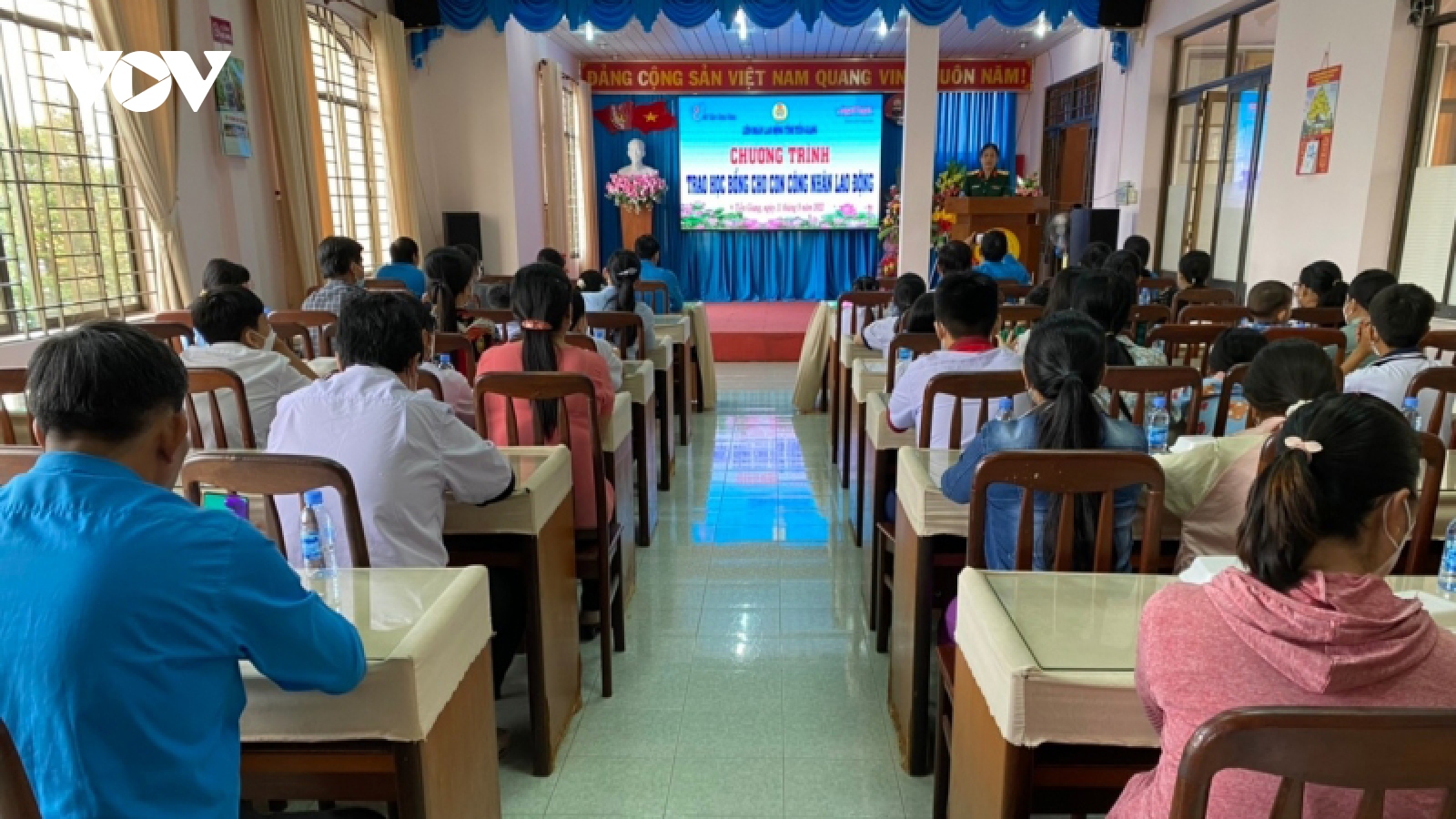 Tặng học bổng cho học sinh nghèo có cha mẹ tử vong do Covid-19