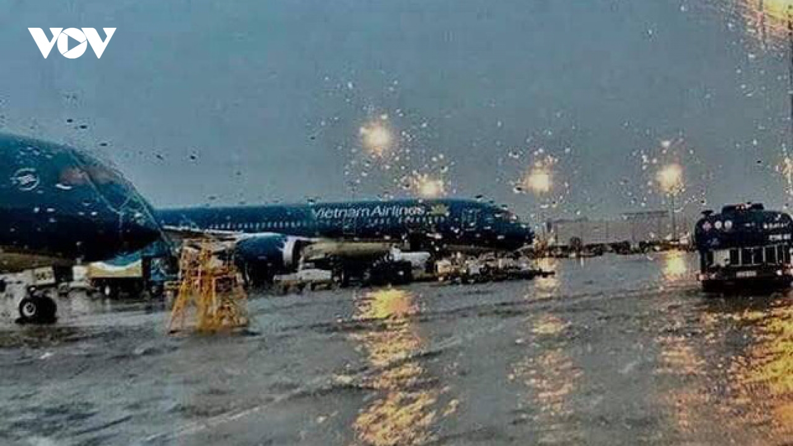 Điều chỉnh khai thác hàng trăm chuyến bay do ảnh hưởng của bão Noru