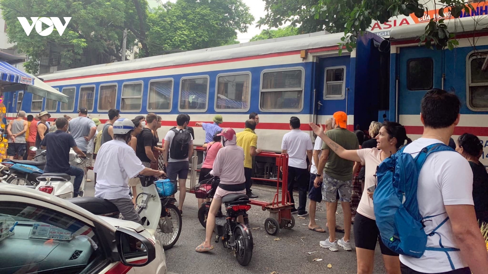 Du khách nước ngoài vượt rào, chụp ảnh "tự sướng" ở cà phê đường tàu gây tai nạn