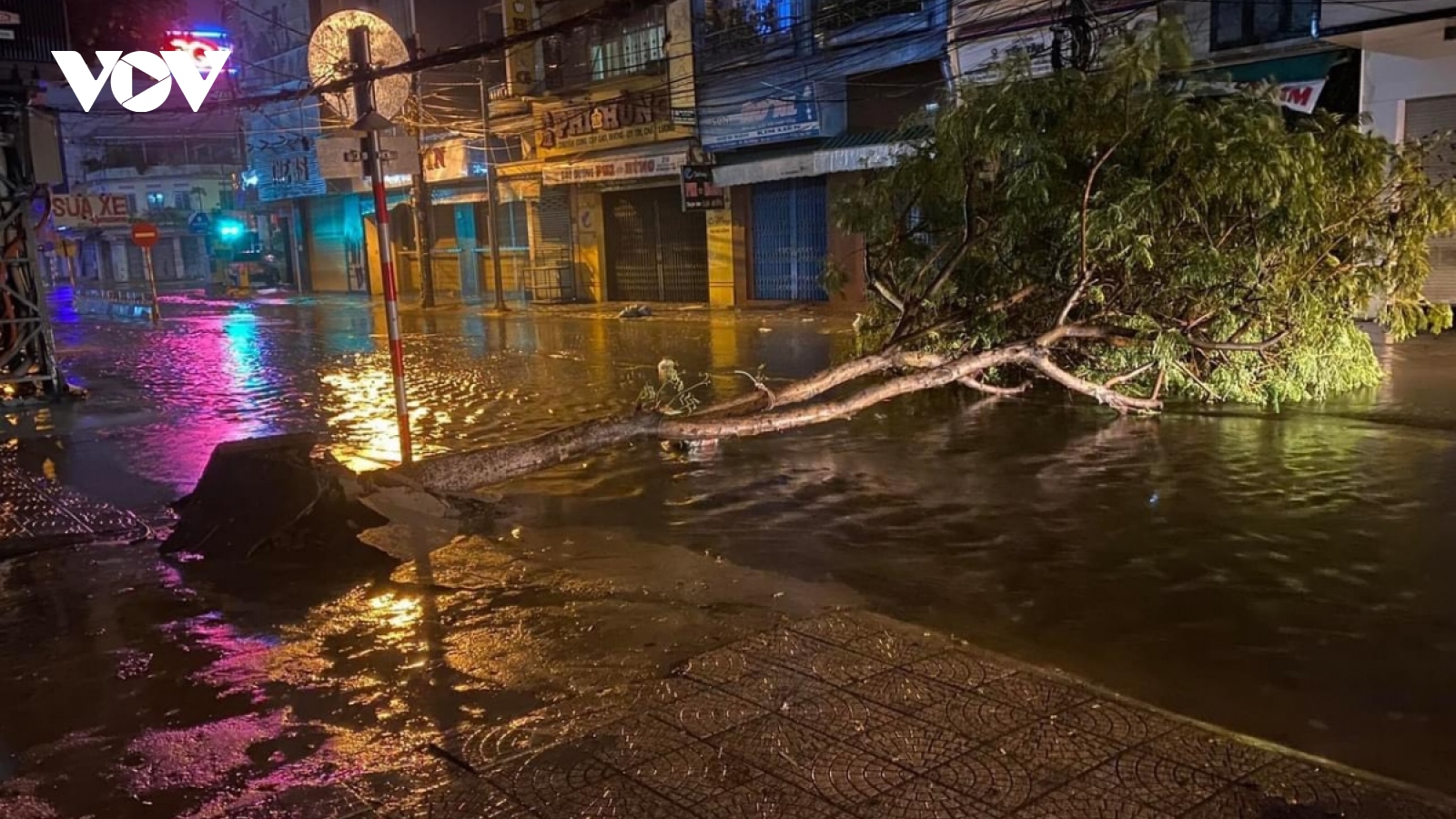 Central Vietnam several hours ahead of Noru landfall