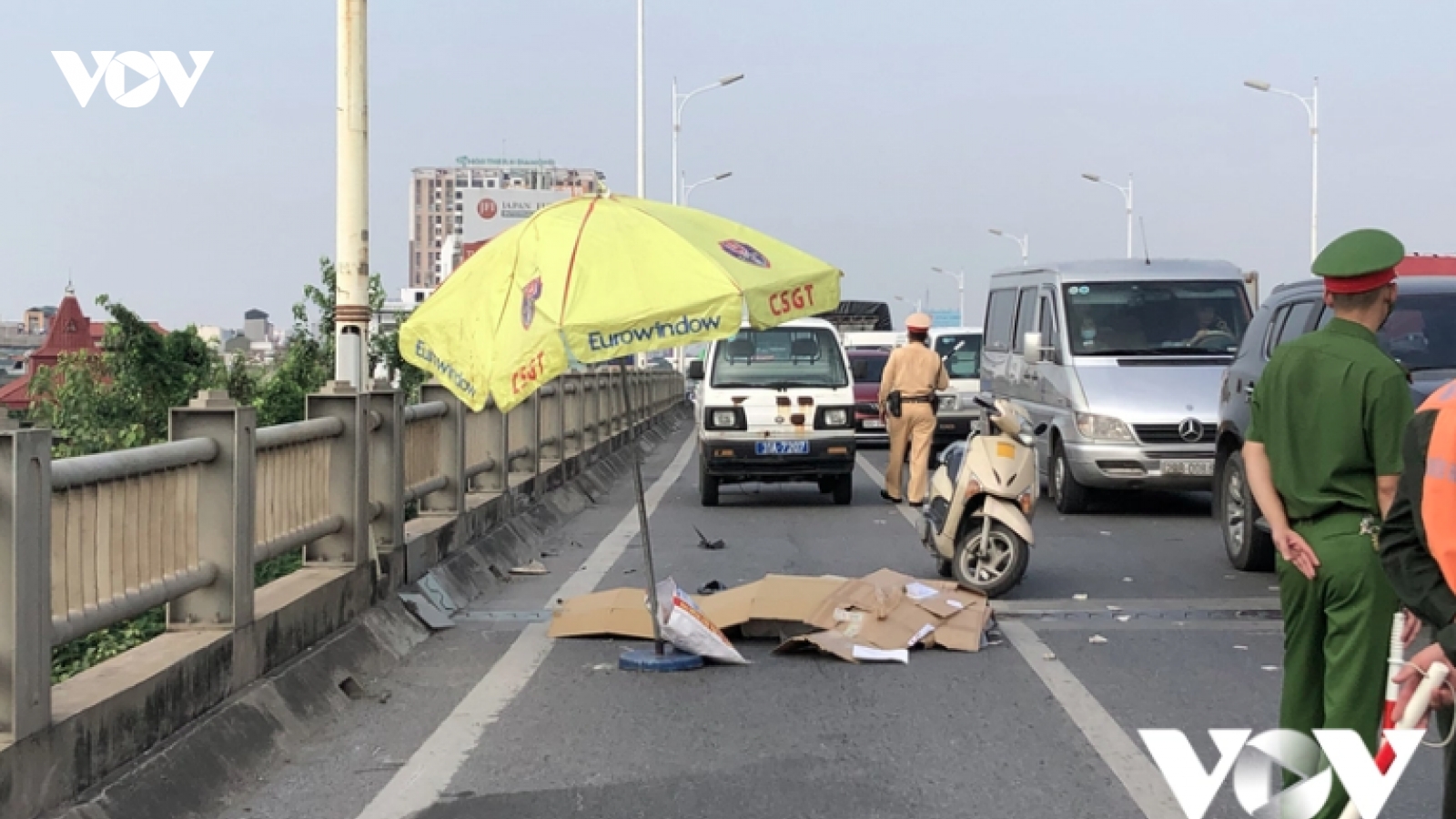 Đâm vào thành cầu Vĩnh Tuy, nam thanh niên tử vong tại chỗ
