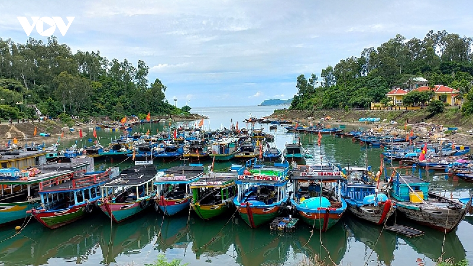 Hội An dừng bán vé khu phố cổ, tàu thuyền du lịch neo đậu an toàn