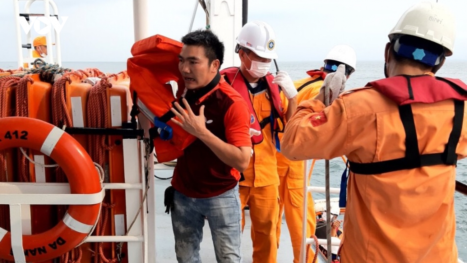Cứu 14 thuyền viên gặp nạn trên biển trước mũi bão số 4