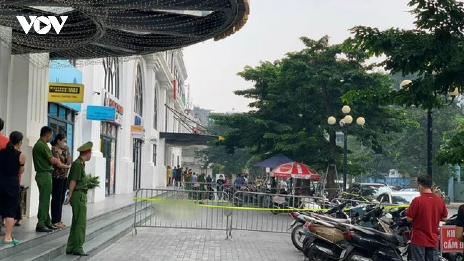 Một thiếu nữ rơi từ tầng cao chung cư ở hồ Giảng Võ xuống đất tử vong
