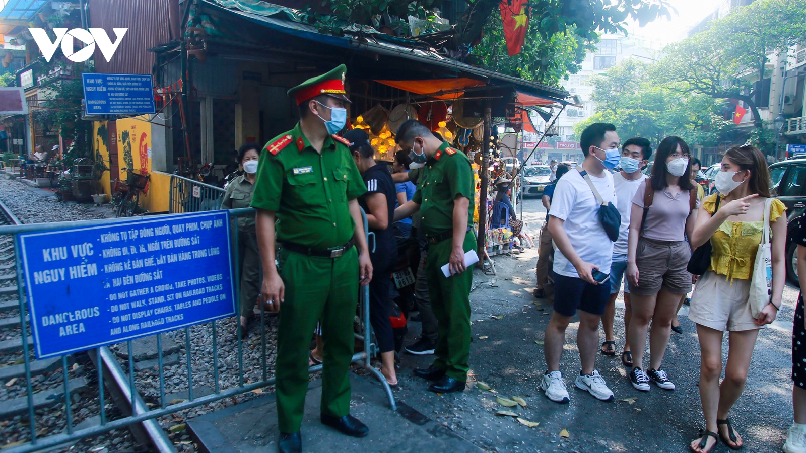 Hà Nội dựng rào chắn ngăn du khách vào phố cà phê đường tàu