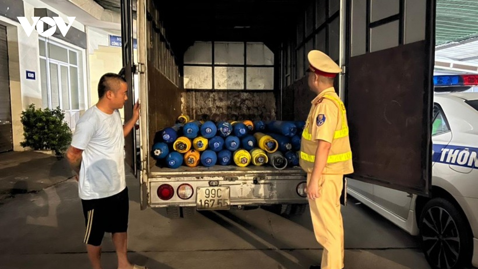 Quảng Ninh phát hiện xe tải chở gần 90 bình khí cười không rõ nguồn gốc