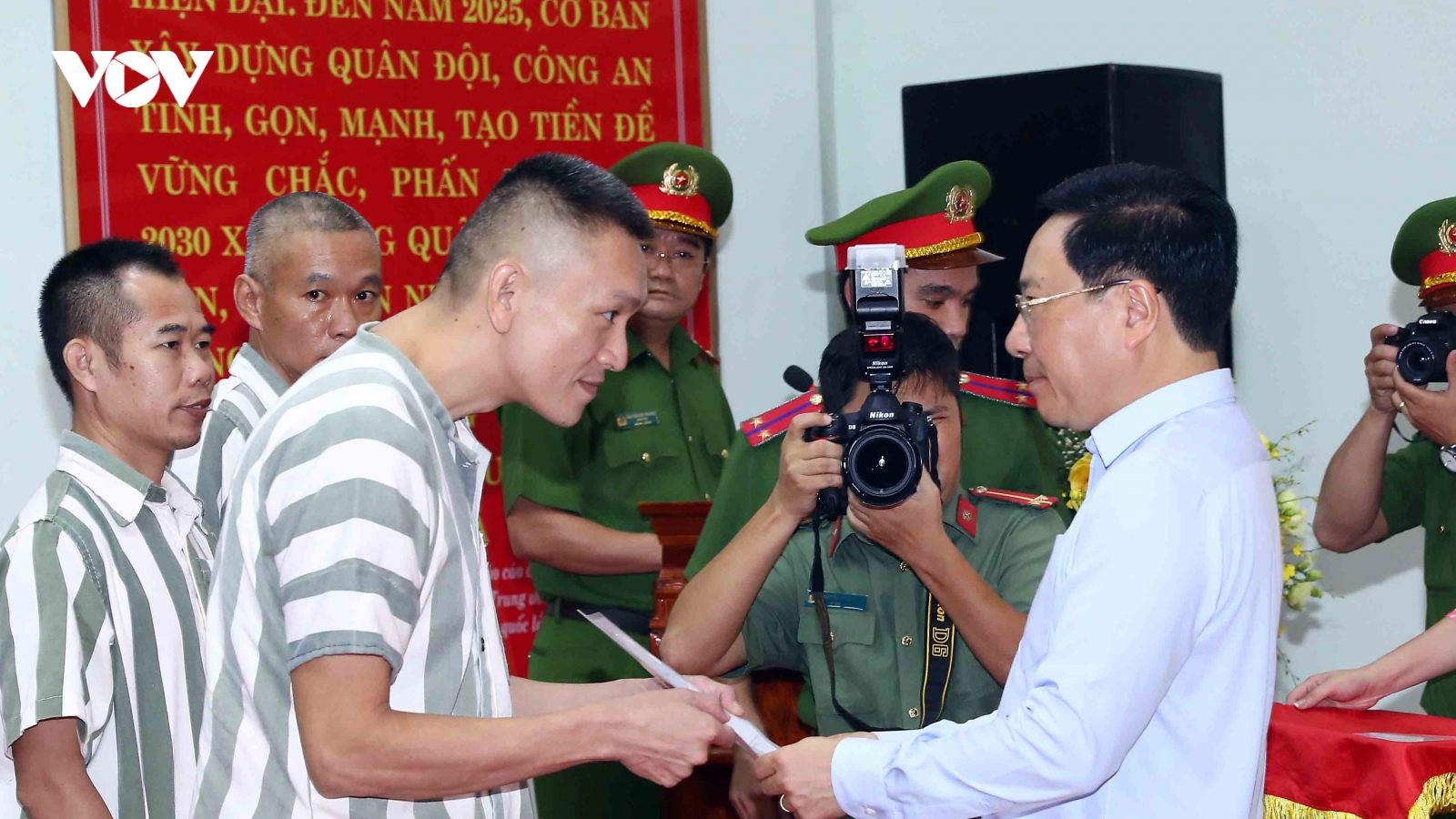 PTT Phạm Bình Minh trao Quyết định đặc xá cho phạm nhân trại giam Vĩnh Quang