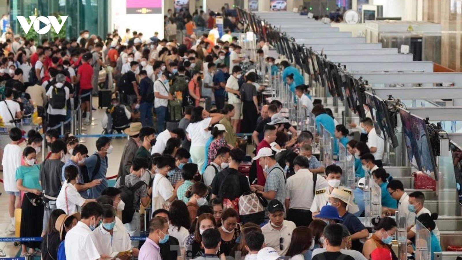 "Biển người" làm thủ tục tại sân bay Nội Bài trong ngày đầu nghỉ lễ 2/9