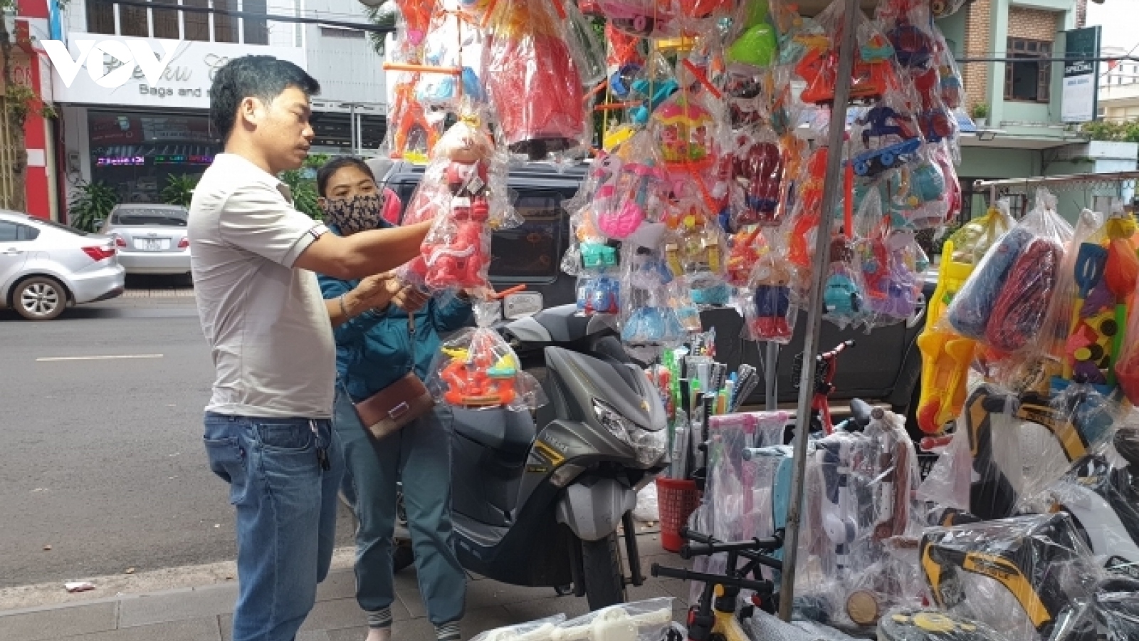 Thị trường đồ chơi Trung thu ở Gia Lai: Vắng bóng hàng truyền thống